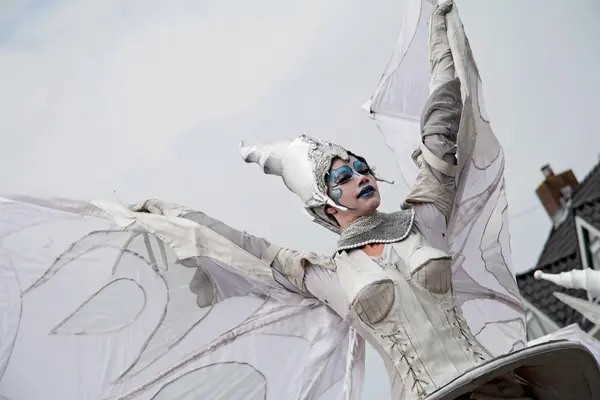 Hoogeveen, Holandia: 18 sierpnia 2011 - zbliżenie skrzydlate kobietę, która jest częścią grupy street theater Zamknij-Act, Hoogeveen, Holandia — Zdjęcie stockowe