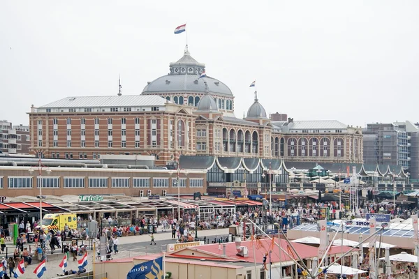 Denhaag, Nederländerna: augusti 21, 2011 - kurhaus i scheveningen beach — Stockfoto