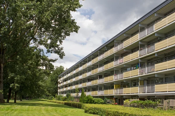Arnhem, Holanda: 1 de julho de 2012 - parte de trás de apartamentos no Leimuiden Place com faixa verde — Fotografia de Stock