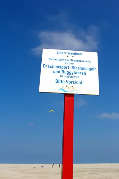 Borkum, deutschland: 29.07.2014 - warnschild am beac — Stockfoto