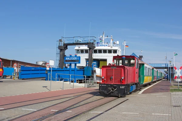 Borkum, Duitsland: 29 juli 2014 - veerboot en locomotief in de haven — Stockfoto