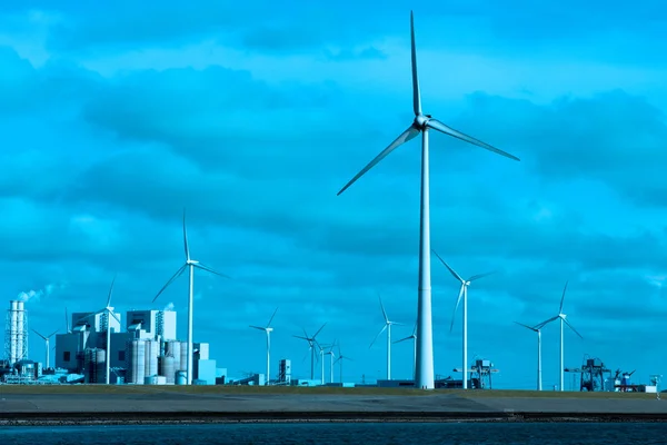Eemshaven, Países Bajos: 29 de julio de 2014 - plantas y molinos de viento en Groninga — Foto de Stock