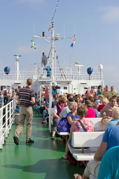 Borkum, Duitsland: 29 juli 2014 - passagiers op de veerboot naar borkum, Duitsland — Stockfoto