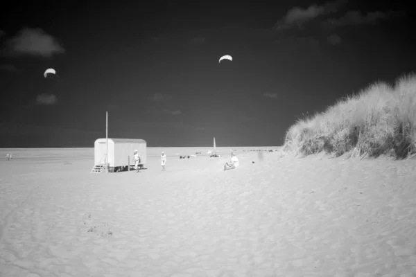 Borkum, Німеччина: 29 липня 2014 - пляж вагона і пляж borkum, Німеччина — стокове фото