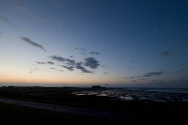 Schiermonnikoog, Hollanda - 26 Ekim 2021: Waddenhaven Schiermonnikoog, Hollanda 'da gün doğumunda