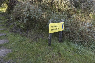 Schiermonnikoog, Hollanda - 26 Ekim 2021: Bilgi işareti Cape Kobbeduinen Hollanda 'nın Schiermonnikoog şehrinde bulunan ahşap bir pelerin.