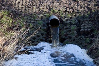 Dwingelderveld, Hollanda - 23 Şubat 2022: Hollanda, Dwingelderveld 'de su boşaltımı