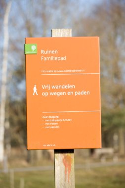 Boswachterij Ruinen, Hollanda - 10 Mart 2022: Boswachterij Ruinen, Hollanda 'da aile yolu
