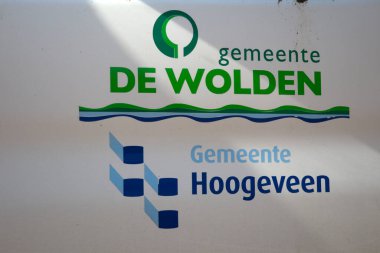 Hoogeveen, Hollanda... 11 Nisan 2022: De Wolden ve Hoogeveen ortaklık anlaşması Hollanda Hoogeveen mezarlığında araba kapısında