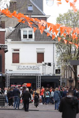 Arnhem, Hollanda - 27 Nisan 2022: Arnhem, Hollanda 'da Krallar Günü Korenmarkt