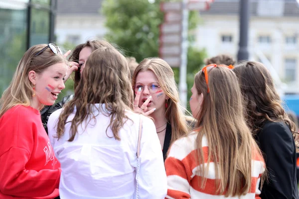 Arnhem Netherlands April 2022 Revelers Arnhem Central Station King Day — Stock Photo, Image