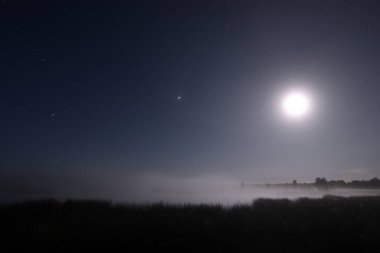 Gece Dwingelderveld 'deki turba göleti, Hollanda