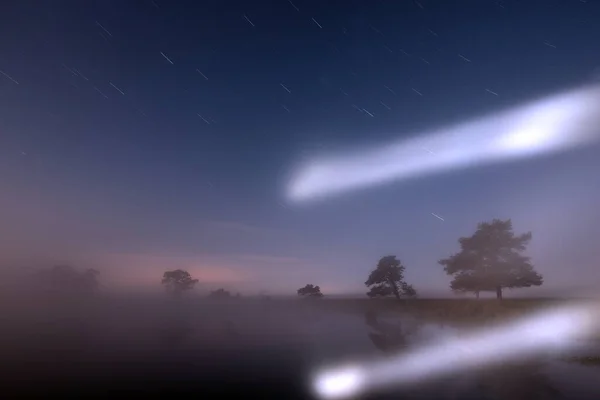 Raio Luz Nevoeiro Noite Acima Piscina Turfa Dwingelderveld Países Baixos — Fotografia de Stock