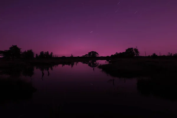 Foto Nocturna Cielo Estrellado Con Piscina Turba Dwingelderveld Holanda — Foto de Stock
