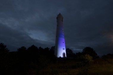 Schiermonnikoog, Hollanda - 13 Eylül 2022: Hollanda, Schiermonnikoog 'da beyaz deniz feneri