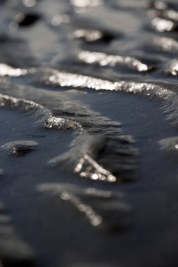 Hollanda, Schiermonnikoog 'daki Kuzey Denizi sahilinde dalga izleri var.