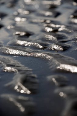Hollanda, Schiermonnikoog 'daki Kuzey Denizi sahilinde dalga izleri var.