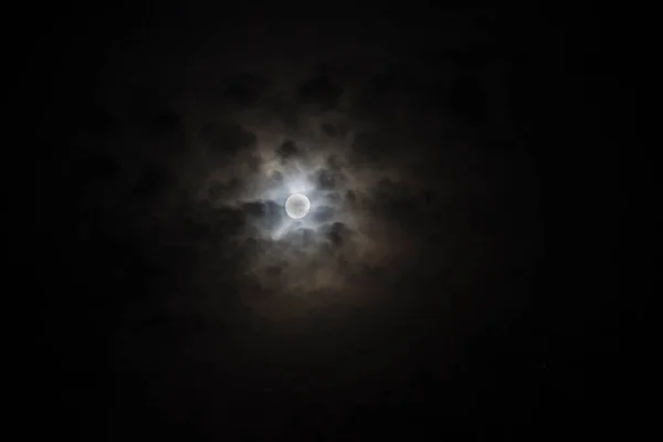 荷兰Schiermonnikoog上有云层的月亮 — 图库照片