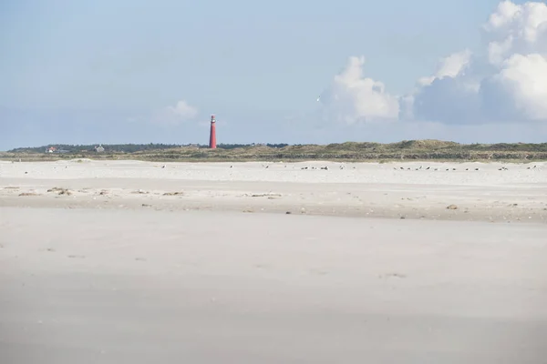 Schiermonnikoog Holandia Września 2022 Plaża Morza Północnego Czerwoną Latarnią Morską — Zdjęcie stockowe