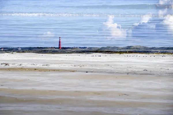 Schiermonnikoog Holandia Września 2022 Podwójny Strzał Plaża Morza Północnego Czerwoną — Zdjęcie stockowe