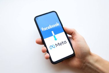 Nizhny Novgorod, Rusya, 30 Ekim 2021: Facebook adını meta olarak değiştirdi. Beyaz arkaplanda el ile yeniden adlandırma kavramına sahip akıllı telefon ekranı.