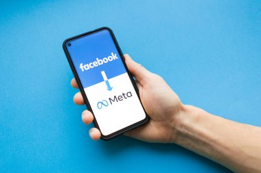 Nizhny Novgorod, Rusya, 30 Ekim 2021: Facebook adını meta olarak değiştirdi. mavi arkaplanda el ile yeniden adlandırma kavramına sahip akıllı telefon ekranı.