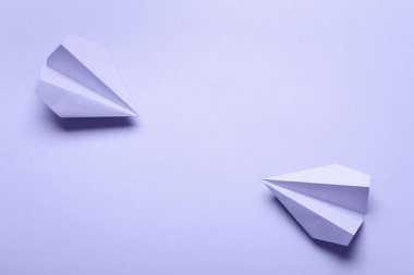 2021 yılının yeni rengi temalı trend fotoğrafçılığı: Çok Peri. kopyalama alanı olan eflatun arkaplan üzerindeki mor düzlemler