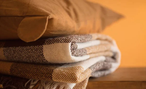 舒适和温暖的家的概念 羊毛织物 绒毛毛毯 图库图片