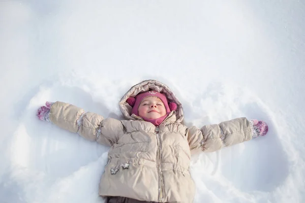 Menina Criança Feliz Faz Anjo Neve — Fotografia de Stock