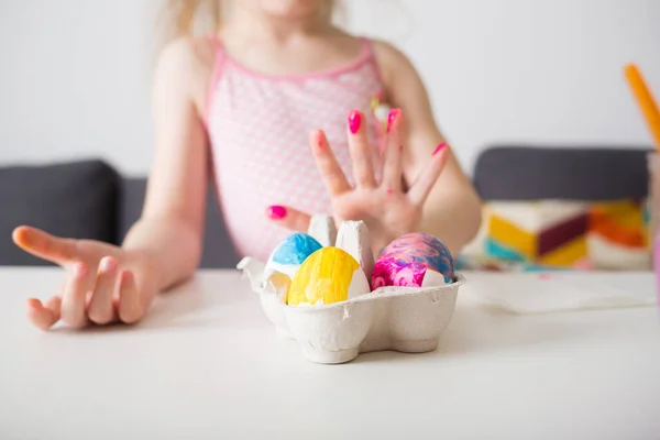 Flicka Målar Påskägg Hemma Mot Bakgrund Ljus Inredning Ungdomar Hantverk — Stockfoto