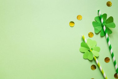 Kokteyl tüpü için dekor. Kağıt işi. Aziz Patrick Günü için asgari yeşil sanat diy.