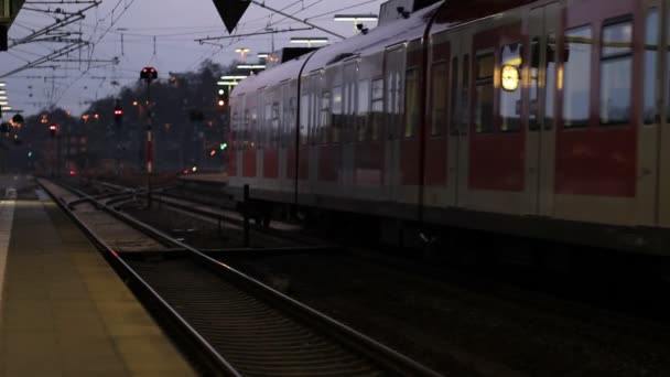 Indul a német elővárosi vonat — Stock videók