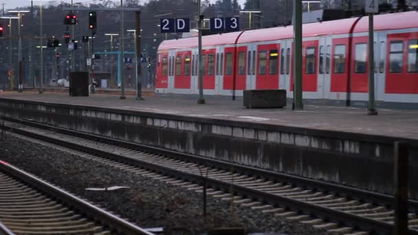 Отправление немецкого пригородного поезда — стоковое видео