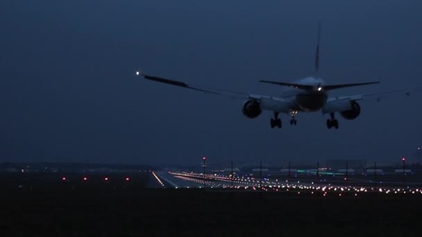 Посадковий літак у сутінках — стокове відео