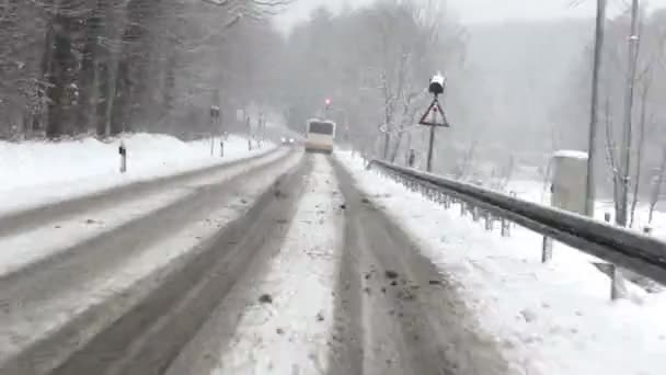 Zeitraffer auf winterlichen Straßen — Stockvideo