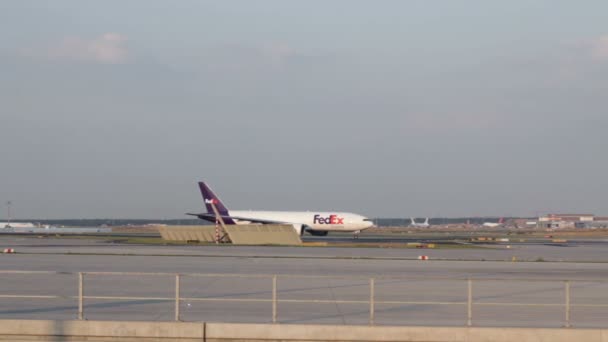 Fed Ex Airplane Taxiing — Stock Video