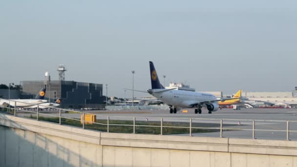 Lufthansa avión taxiing — Vídeo de stock