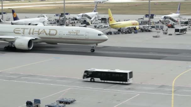 Etihad-Fluggesellschaft — Stockvideo