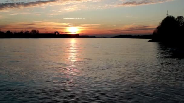 Pôr do sol no rio Reno — Vídeo de Stock