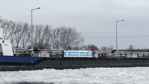 Ledové kry a nákladní loď — Stock video