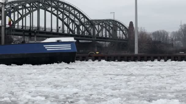 Ledové kry a nákladní loď — Stock video