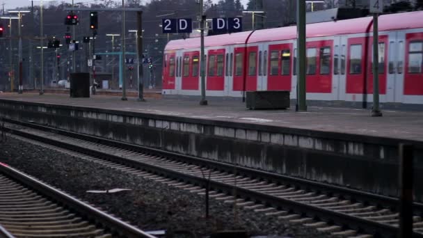 Залишаючи передмісті поїзд — стокове відео
