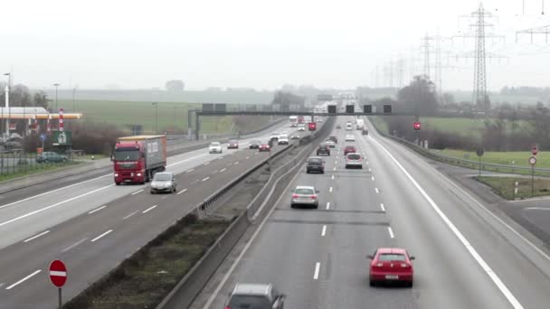 Tráfico de viajeros por carretera alemana — Vídeos de Stock