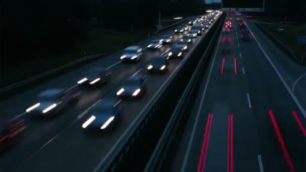 Commuters on highway at dusk — Stock Video