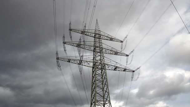 高低压电力线路和电力高压线塔 — 图库视频影像