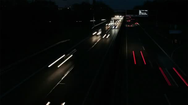 Traffic's nachts. — Stockvideo