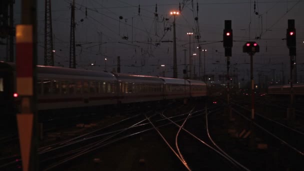 Verkehr am Bahnhof — Stockvideo