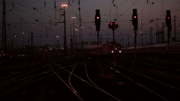 Транспорт на залізничному вокзалі — стокове відео