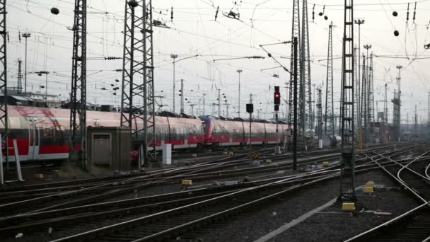 Verkeer op het SNCF-station — Stockvideo