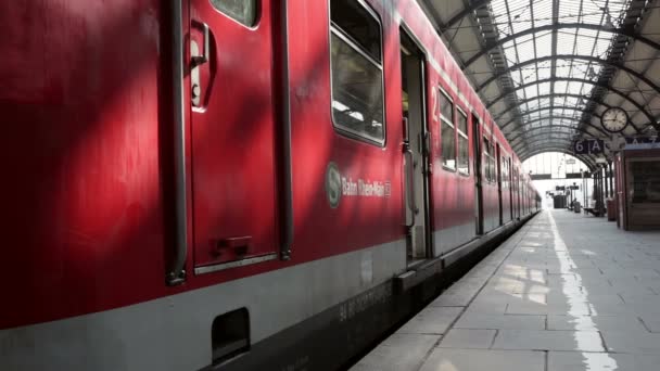 Boarding passengers, S-Bahn — Stock Video